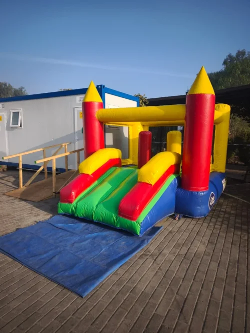 Castillo inflable Plaza Gold para arriendo en eventos infantiles y cumpleaños.