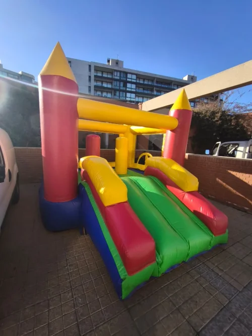 Juego inflable Castillo Plaza Gold, ideal para arriendo en cumpleaños y eventos infantiles.