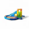 Juego inflable multipropósito con piscina de pelotas de colores para arriendo en eventos infantiles.