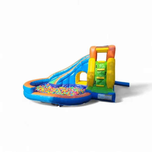 Juego inflable multipropósito con piscina de pelotas de colores para arriendo en eventos infantiles.