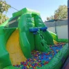 Multipropósito dual 3 Una piscina de bolas de colores, dividida en dos secciones para un doble propósito: una para niños pequeños y otra para niños mayores. Las bolas son de varios colores brillantes y están contenidas en un marco de madera seguro. La piscina está situada en un entorno de juego infantil alegre y seguro.