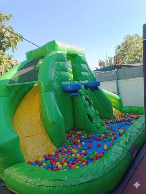 Una piscina de bolas de colores, dividida en dos secciones para un doble propósito: una para niños pequeños y otra para niños mayores. Las bolas son de varios colores brillantes y están contenidas en un marco de madera seguro. La piscina está situada en un entorno de juego infantil alegre y seguro.