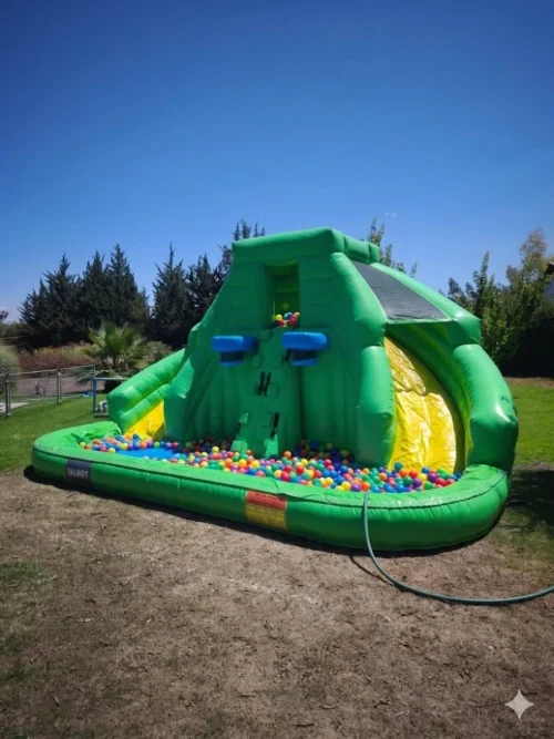 Piscina de pelotas dual multipropósito con pelotas de colores brillantes para arriendo en eventos.