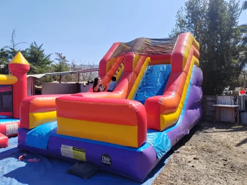 Arriendo de juego inflable tobogán pop colorido para eventos infantiles.