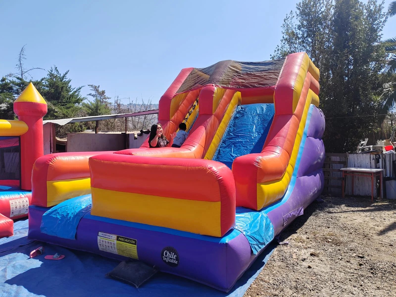 Tobogan pop 3 Arriendo de juego inflable tobogán pop colorido para eventos infantiles.