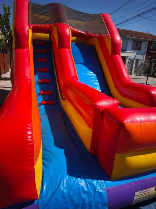 Arriendo de juego inflable tobogán pop colorido para eventos infantiles.