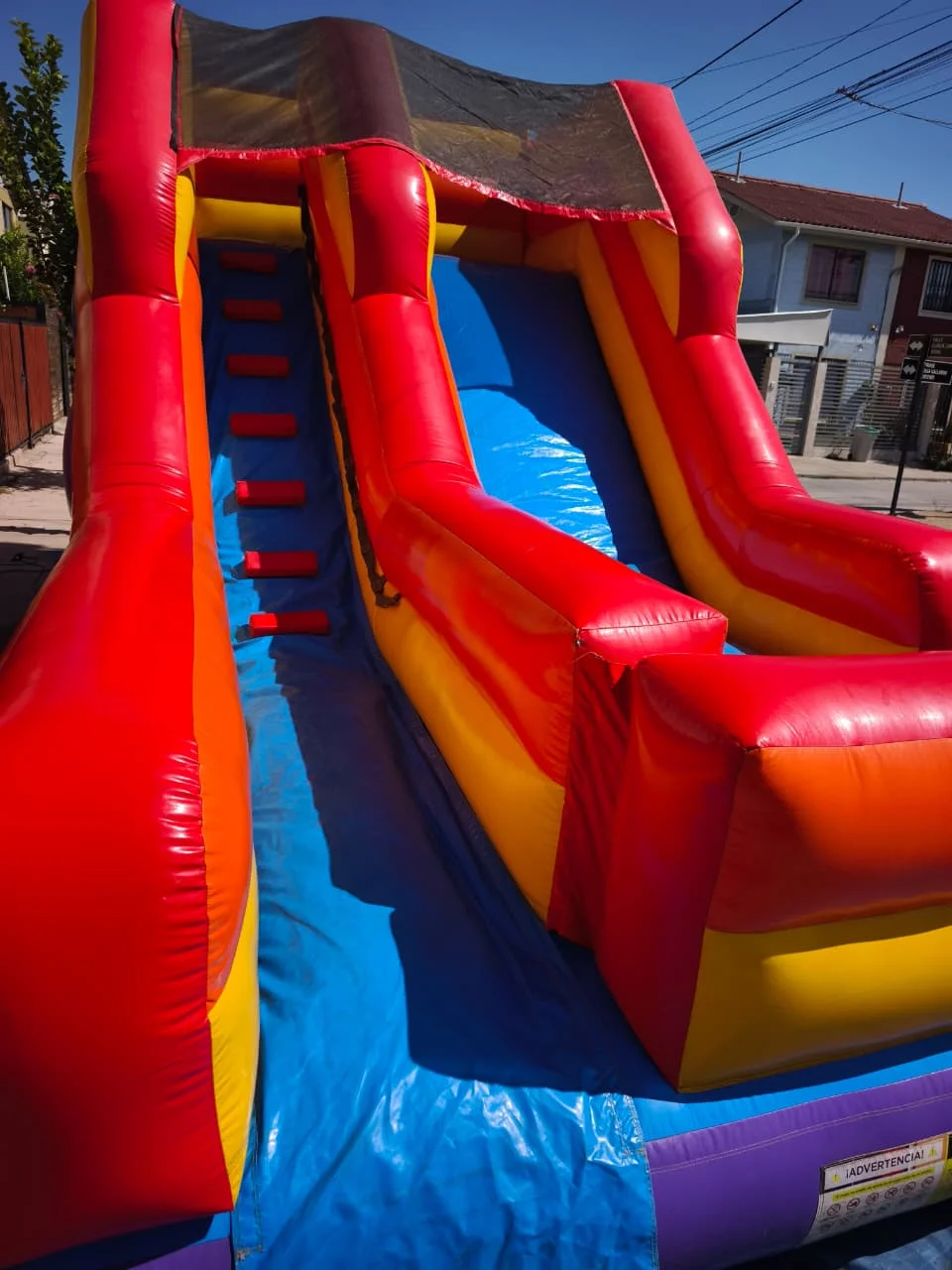 Tobogan pop 2 Arriendo de juego inflable tobogán pop colorido para eventos infantiles.