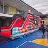 Arriendo de carrera de obstáculos inflable urbana para eventos corporativos y team building en Santiago.