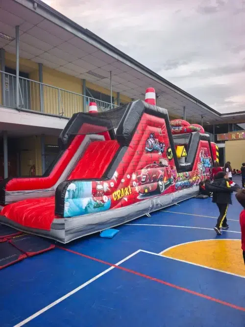 Arriendo de carrera de obstáculos inflable urbana para eventos corporativos y team building en Santiago.