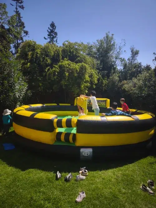 Arriendo de reloj derribador inflable profesional para eventos y cumpleaños.