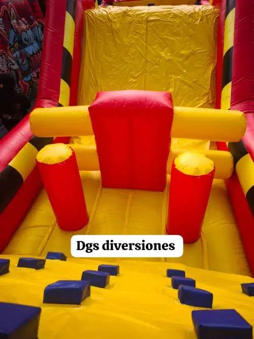 Arriendo de juego inflable carrera de obstáculos Rayo para cumpleaños y eventos infantiles.