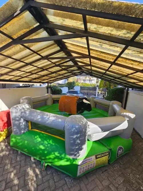 "Toro mecánico para arriendo en santiago, ideal para eventos, fiestas y celebraciones con total seguridad."